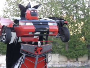 Российские умельцы превратили Lada 2110 в робота-трансформера