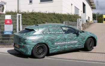 В Сети появились шпионские фотографии нового Jaguar