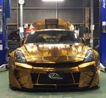В Дубае показали золотой спорткар Nissan