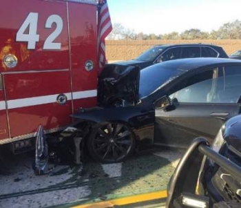 США: Tesla Model S с включенным автопилотом попала в аварию