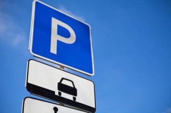 Киевских автомобилистов будут наказывать за парковку на люках