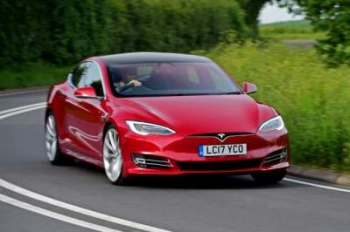 Автоэксперт призвал скорее покупать Tesla