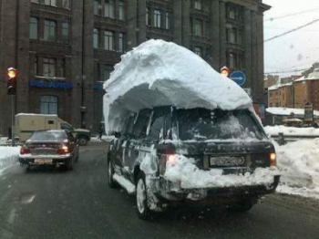 Эксперты рассказали, чем опасен снег на крыше автомобиля