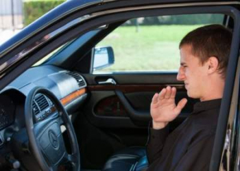 Простые способы, позволяющие избавиться от запаха табака в салоне авто