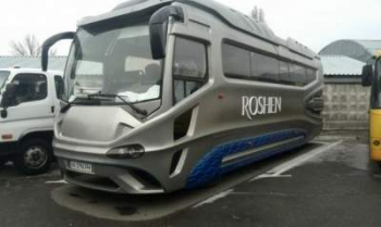 На киевской парковке заметили автобус Roshen с уникальным дизайном