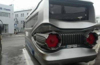 На киевской парковке заметили автобус Roshen с уникальным дизайном