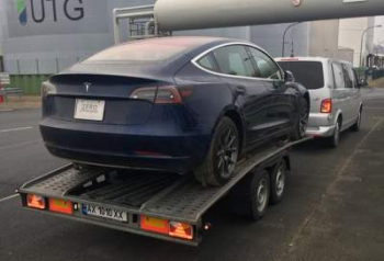 В Украину привезли первый в Европе электрокар Tesla Model 3