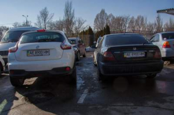 На парковке в Днепре заметили необычную пару автомобилей