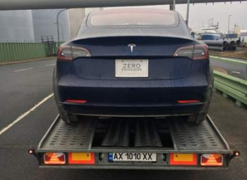 В Украину привезли первый в Европе электрокар Tesla Model 3