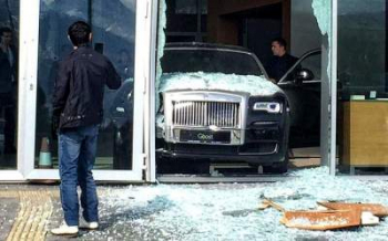 В автосалоне Казахстана мужчина случайно разбил новый Rolls-Royce