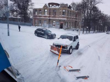 В Днепре водитель превратил свою "Ниву" в снегоуборочный автомобиль