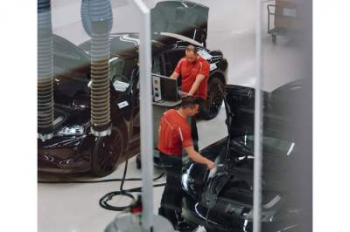 Опубликованы снимки сборки первого серийного электрокара Porsche