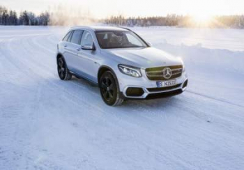 Электрокроссовер Mercedes-Benz испытывают в зимних условиях