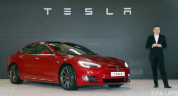Tesla отказалась от некоторых функций в автопилоте