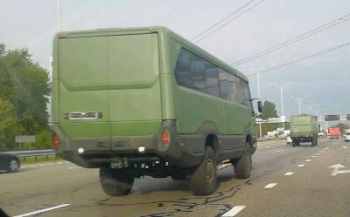 На Бориспольской трассе заметили странные полноприводные автобусы