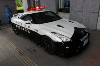 Nissan подарил японской полиции спорткар GT-R