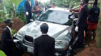 Нигериец похоронил отца в новом BMW