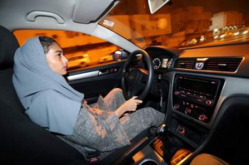 В Саудовской Аравии женщинам разрешили сесть за руль автомобиля