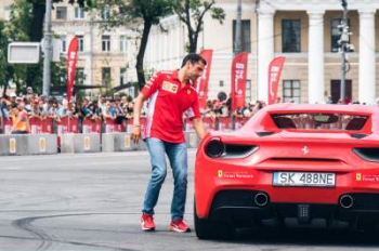 В центре Киева дрифтовала Ferrari "на бляхах"