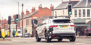 Автомобили Jaguar Land Rover научили «общаться» со светофорами