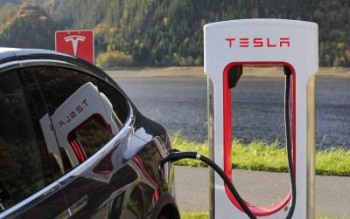 Заправки Tesla станут платными