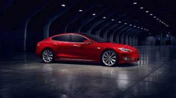 Обновленная Tesla Model S сравняется по разгону с LaFerrari