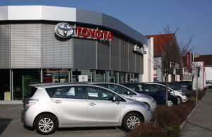 Toyota после критики Трампа вложит $600 млн в американский завод