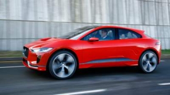 Jaguar впервые показала на ходу свою новинку - электрокар I-Pace