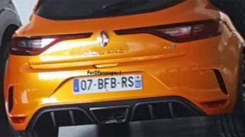 В Сети появился первый снимок хэтчбека Renault Megane RS