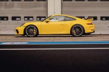 Опубликовано первое фото нового Porsche 911