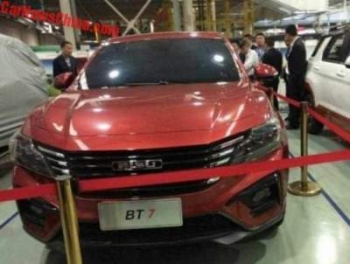 В Сети появились "живые" фото нового китайского купе-кроссовера