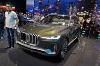 BMW презентовала огромный кроссовер X7