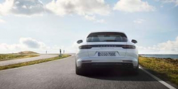 Porsche рассекретила 680-сильный гибридный универсал