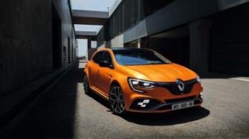Renault похвалилась "заряженным" хэтчбеком