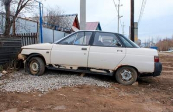 Обнаружен заброшенный уникальный автомобиль 90-х годов