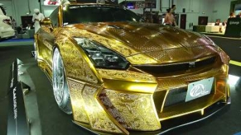 В Дубае показали золотой спорткар Nissan
