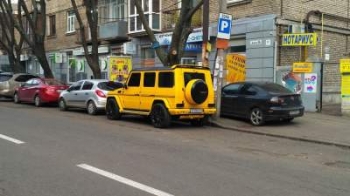 На дорогах Украины "засекли" яркий Mercedes G-Class Mansory