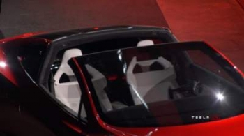 Tesla показала фото нового скоростного родстера