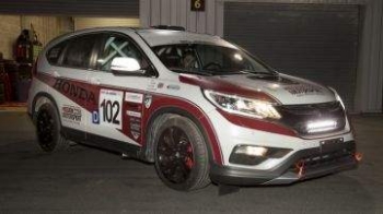 Появились фото обновленного гоночного кроссовера Honda CR-V