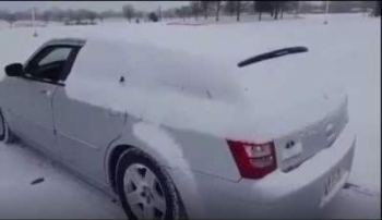 Как быстро очистить автомобиль от снега