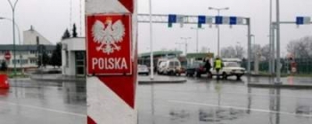 На границе с Польшей - огромные автомобильные очереди. За ускоренный проезд посредники просят 50 евро