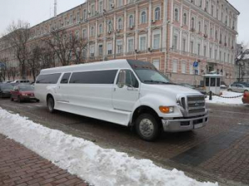 Киевские умельцы превратили самый большой пикап в лимузин