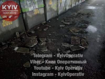 В сети показали фото разрушений моста в Киеве
