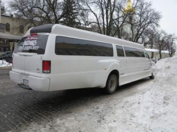 Киевские умельцы превратили самый большой пикап в лимузин