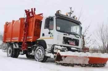 В Сети показали как необычные грузовики убирают снег с дороги