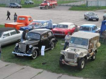 В Киеве открылась крупнейшая выставка ретро-автомобилей