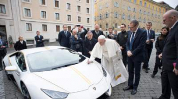 Lamborghini Папы Римского "ушел с молотка" за 715 тысяч евро