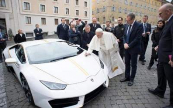 В Монако завершен аукцион по продаже суперкара Папы Римского