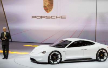 Porshe будет выпускать больше электромобилей из-за дизельного скандала