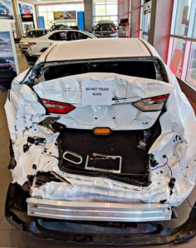 В автосалоне Toyota выставили разбитую в аварии Camry